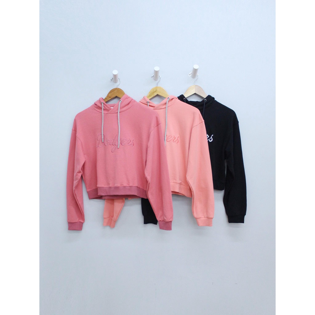 Q9233 - Áo hoodie croptop MLB thêu chữ, &quot;Dodgers&quot; trước