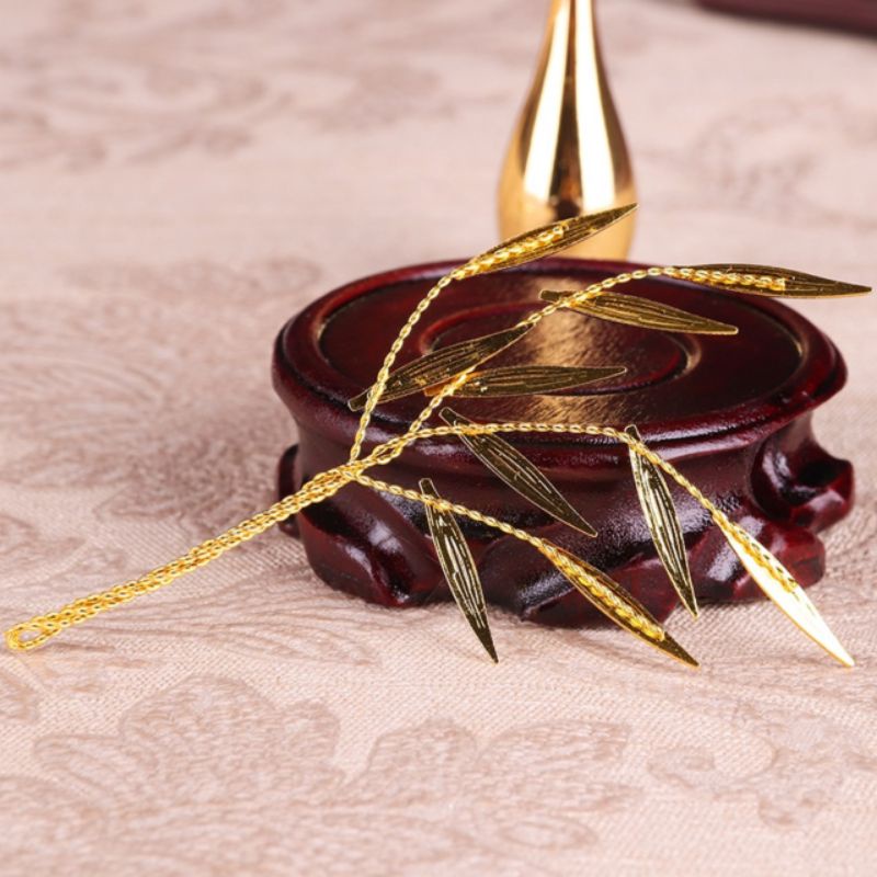 Quang Âm tay cầm dương liễu, tay cầm bình thanh tịnh đựng nước cam lồ