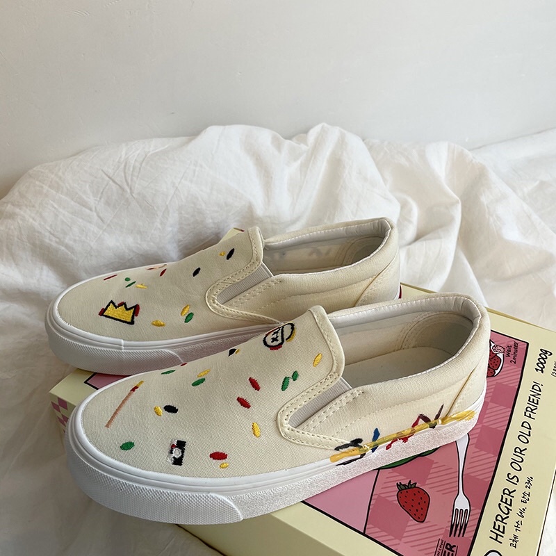 Có sẵn- Giày vải lười slip on màu  KEM thêu hình siêu dễ thương