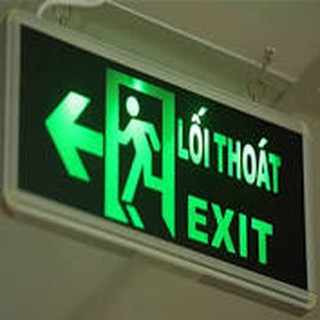 Đèn exit thoát hiểm hai mặt có hình người, mũi tên chỉ hướng.