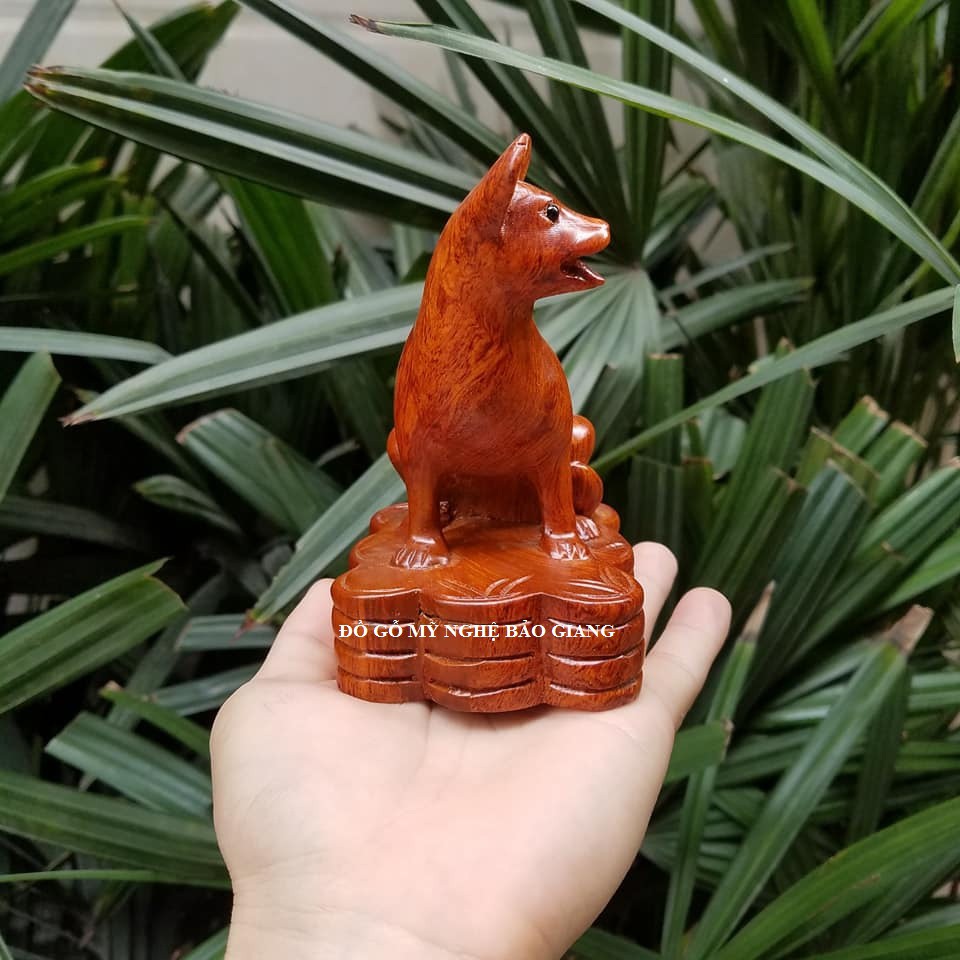 Tượng con chó gỗ hương cao 12 cm