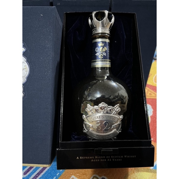 Vỏ chai rượu chivas 32 dùng cho trang trí nhà cửa quầy bar phòng trà phòng khách.tủ kệ giá quầy hàng trang trí