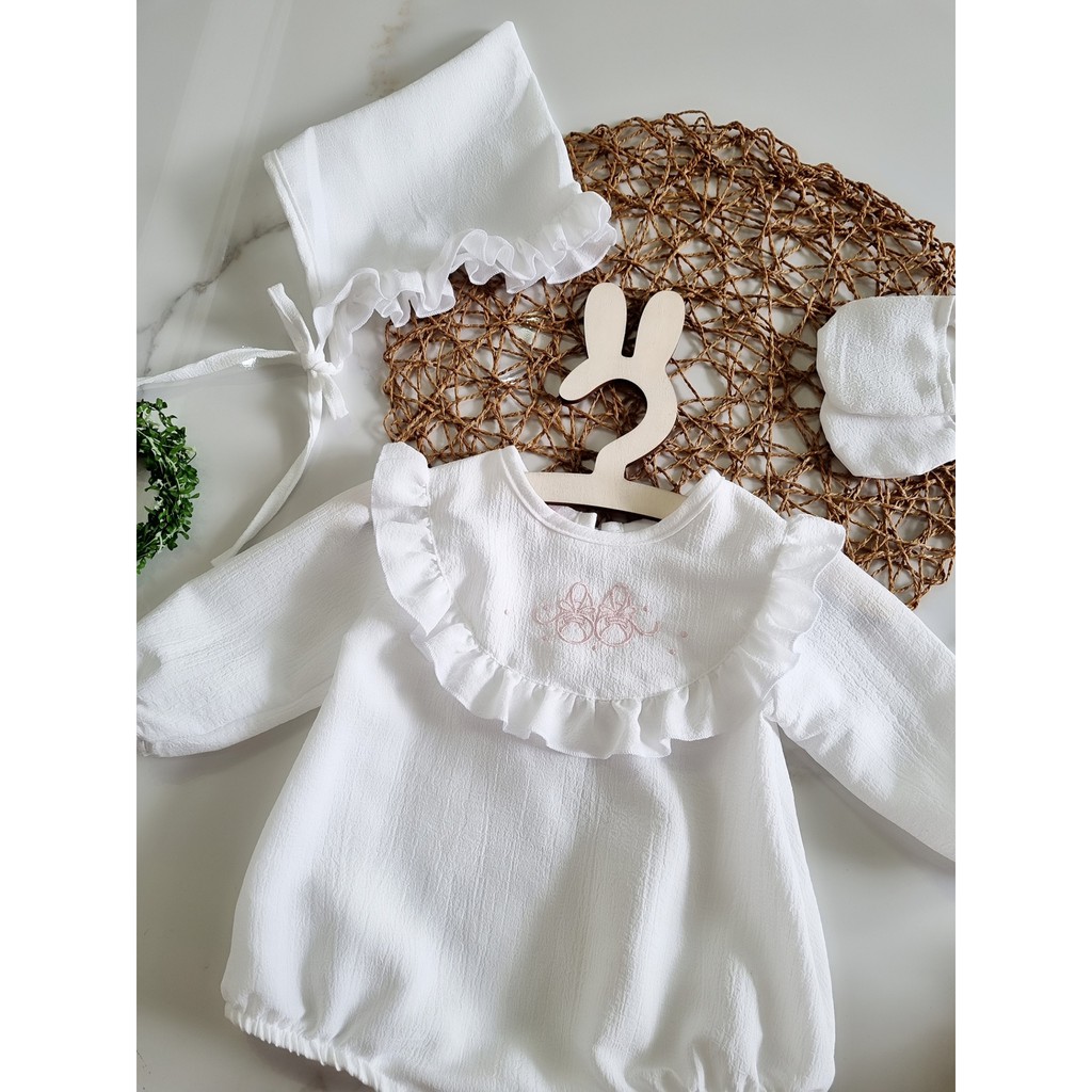 Bodysuit bé gái màu trắng❤️FREESHIP❤️Quà đầy tháng embé hàng thêu caocấp chất đũi xốp(kèm turban,giày vải) size ss-13kg