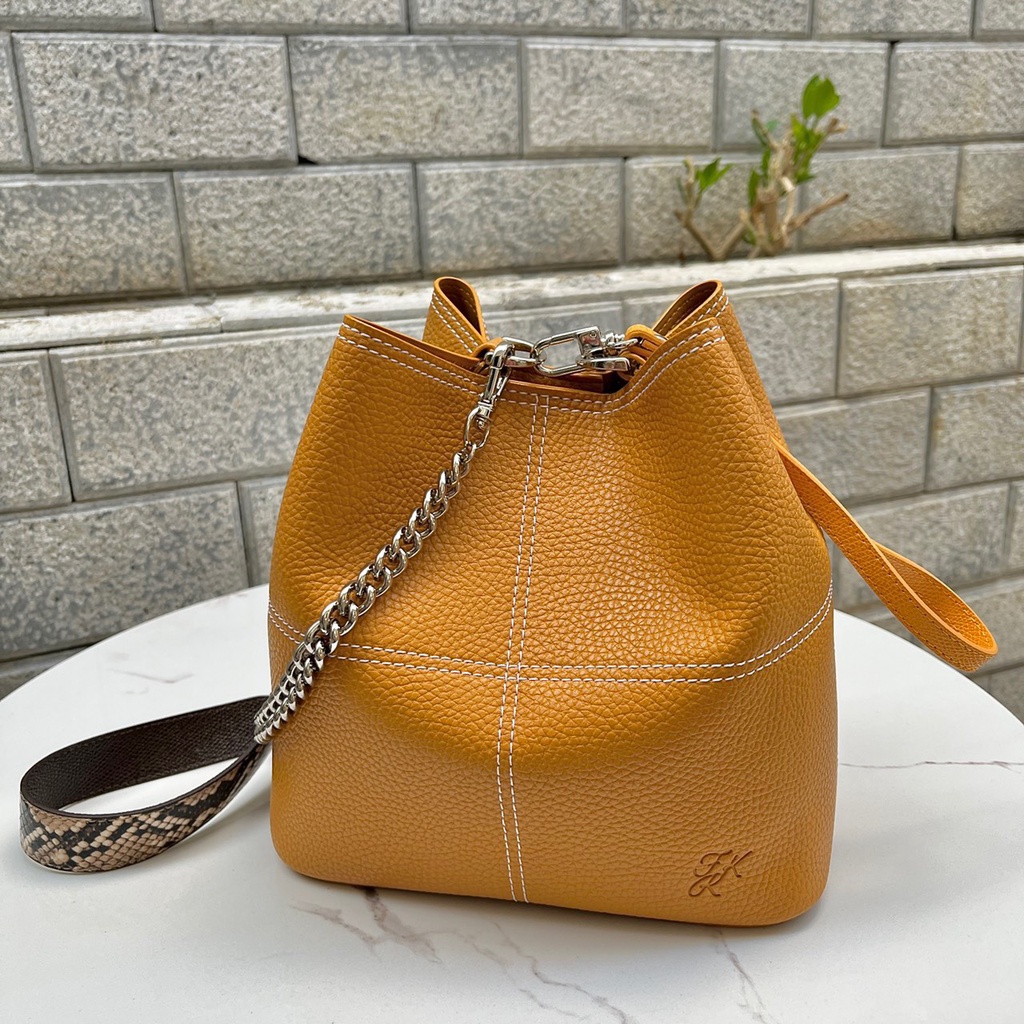 Túi bucket Find Kapoor Stitch Pingo 20 Mustard dây xích