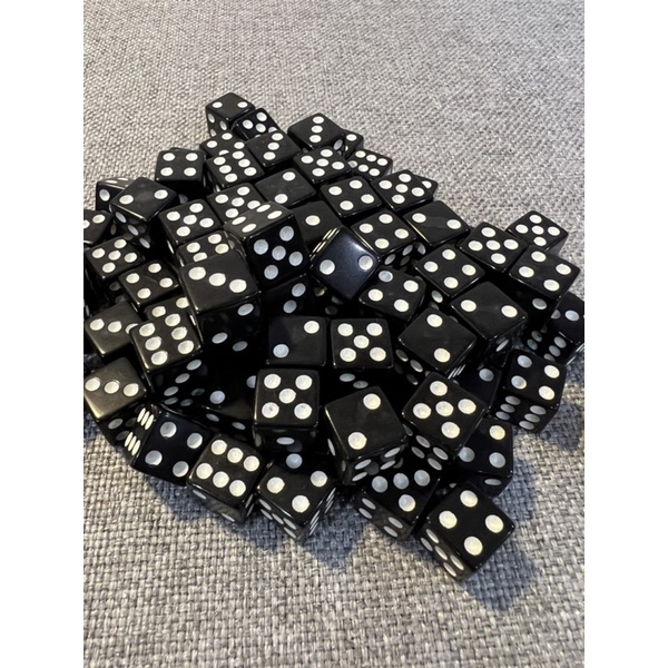 Xúc xắc màu đen cạnh vuông chơi các loại game và dice stacking