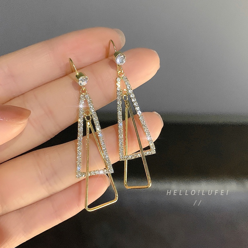 Hoa tai dáng dài hình tam giác phong cách thời trang