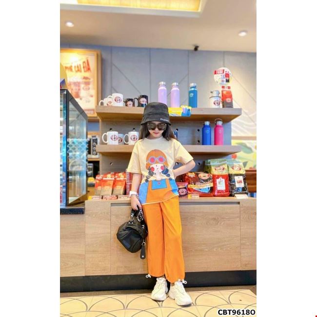 Đồ thun thể thao cá tính cho bé gồm áo thun cotton hình cô bé và quần thể thao dáng jogger hiện đại