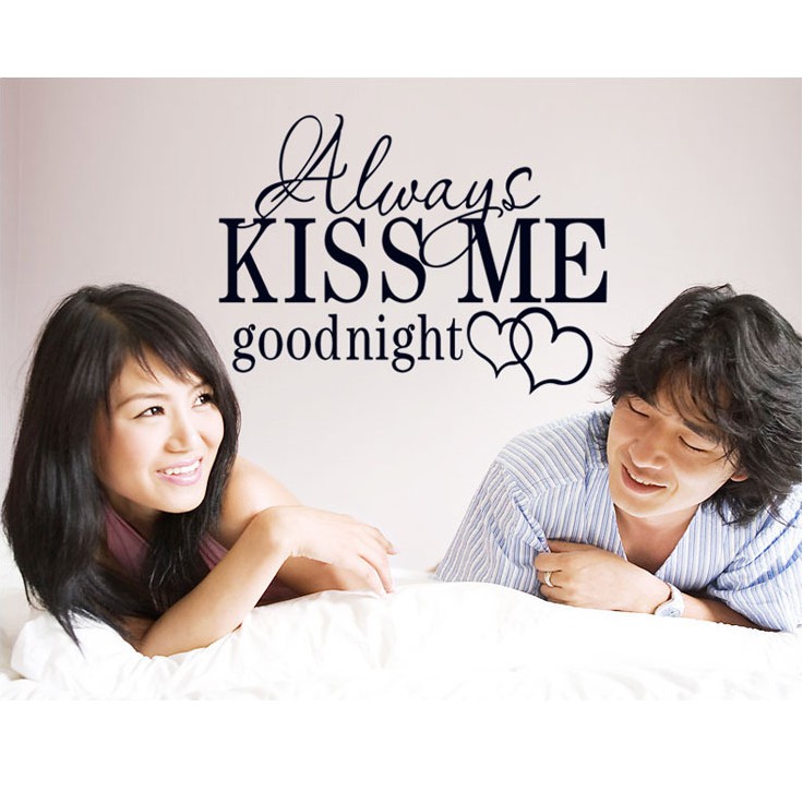 Decal trang trí tường chữ Tiếng Anh KISS ME
