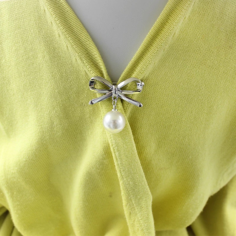 Ghim cài áo hình cỏ 4 lá đính ngọc trai sang trọng