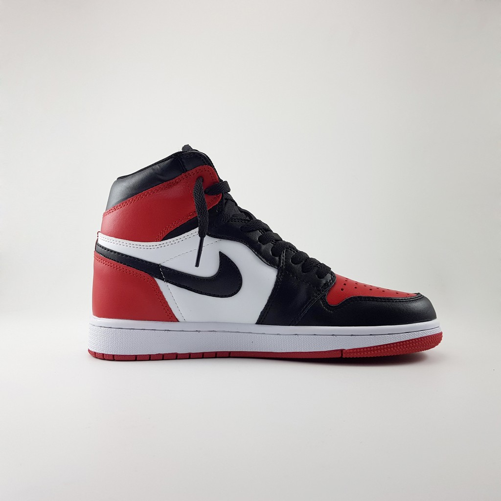 Giày sneaker cổ cao Air Jordan 1 mid retro black red