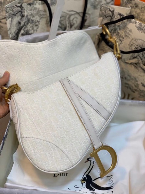 𝐓𝐮́𝐢 𝐃𝐢𝐨𝐫 𝐲𝐞̂𝐧 𝐧𝐠𝐮̛̣𝐚 𝐦𝐚̀𝐮 𝐭𝐫𝐚̆́𝐧𝐠 𝐒𝐈𝐄̂𝐔 𝐂𝐀̂́𝐏