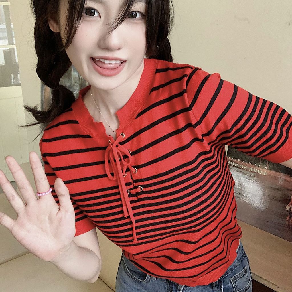 Áo Thun Dệt Kim Ngắn Tay Cổ Chữ V Họa Tiết Kẻ Sọc Màu Xanh Lá Thời Trang Mùa Hè Mới Dành Cho Nữ