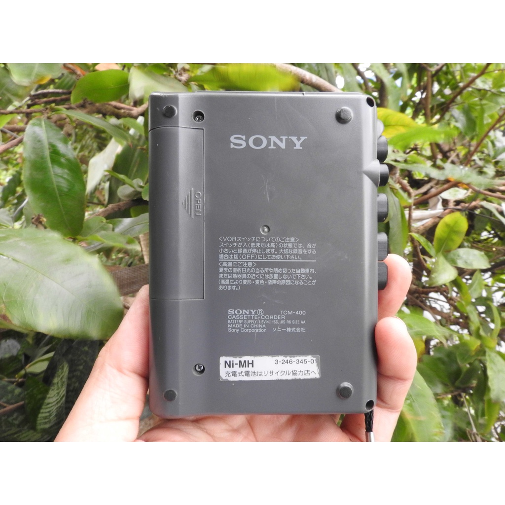 Máy nghe nhạc Cassette Sony TCM-400 có loa ngoài nghe được 2 bên tai nghe màu bạc sáng đẹp nhỏ gọn