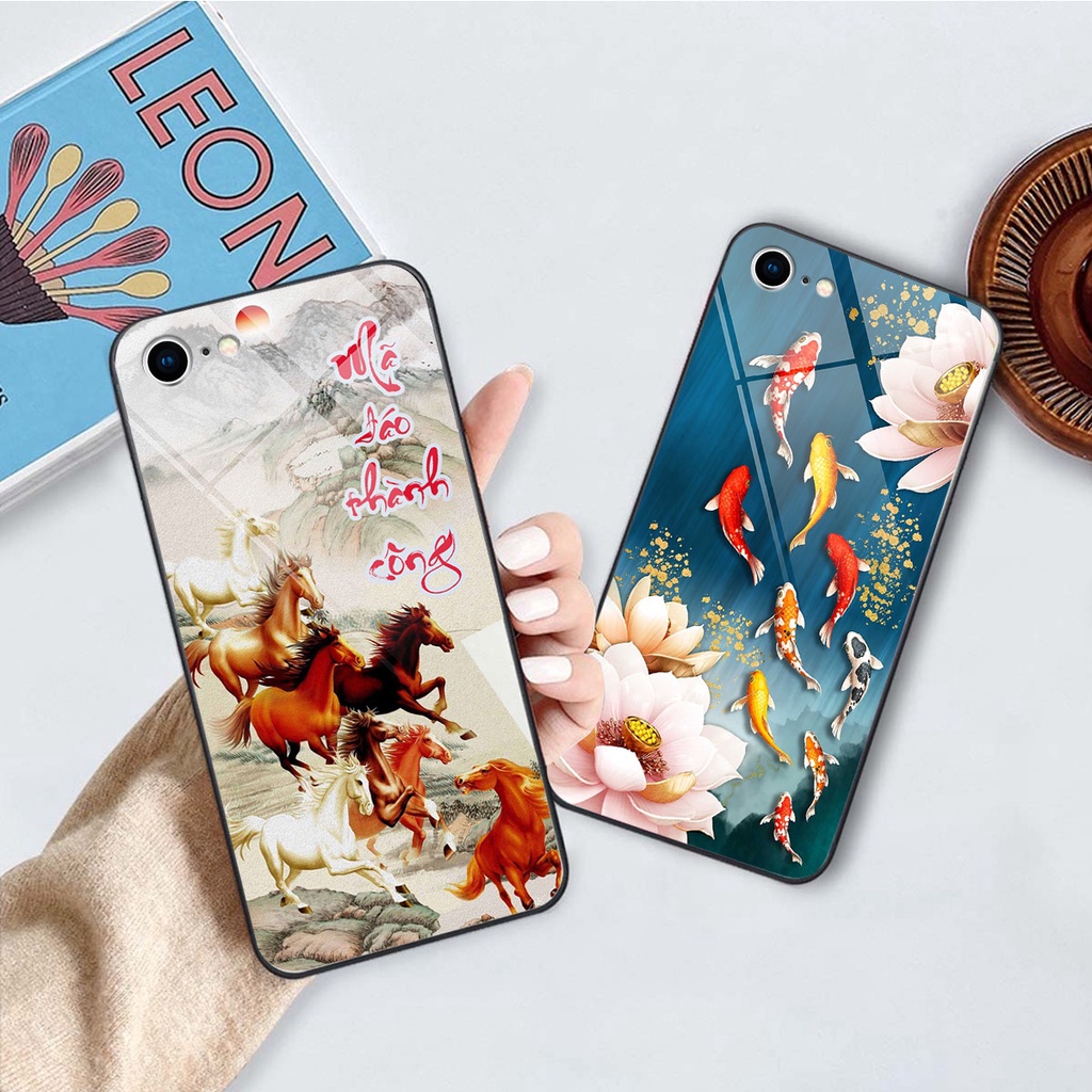 Ốp lưng KÍNH Iphone 7 / 8 / SE 2020 in hình 3D TÀI LỘC-VỢ CHỒNG-TÂM AN -MÃ ĐÁO