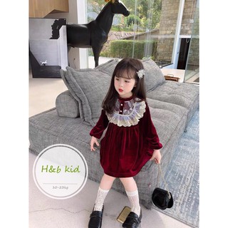 váy nhung đỏ phối cổ ren trắng