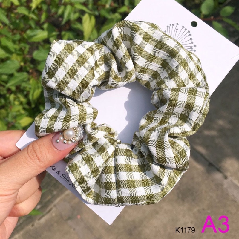 Buộc tóc caro xinh xắn
