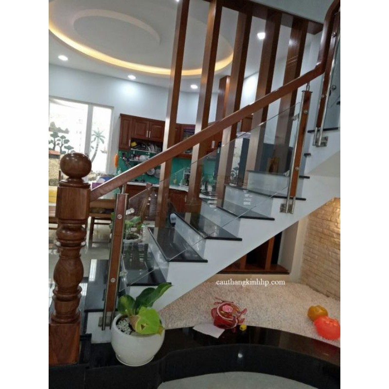 Cầu thang kính trụ dài - trụ lòng máng