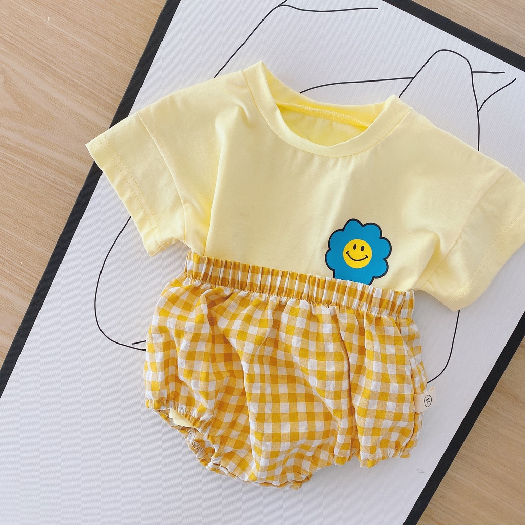 Áo Thun In Hoa Kèm Quần Short Kẻ Sọc Dễ Thương Cho Bé Gái
