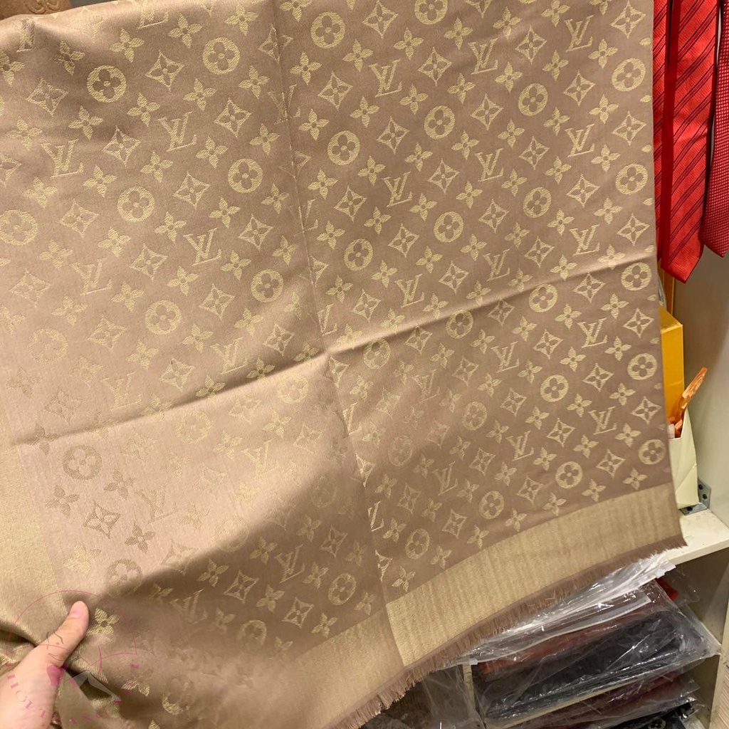 Khăn Choàng Lụa Vuông Be Nhũ Vàng Lv siêu cấp 1.4m