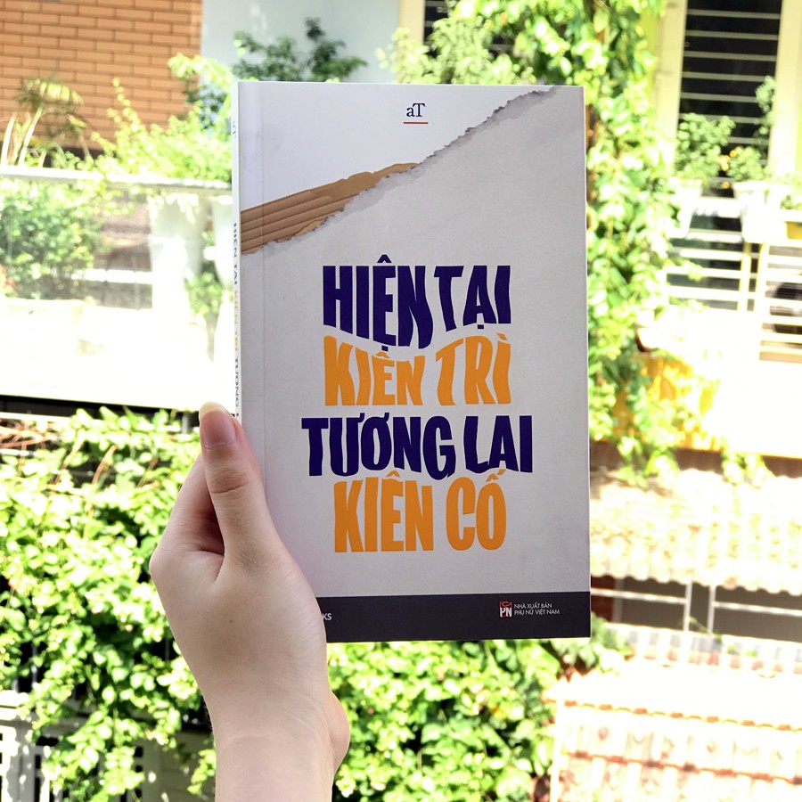 Sách - Hiện Tại Kiên Trì Tương Lai Kiên Cố (Kèm Bookmark)