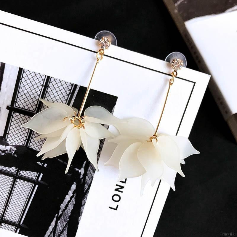 Hoa tai dáng dài + chiếc lá phong cách retro