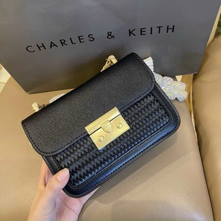 Túi khoá nhọn vân da sần mẫu mới size 18