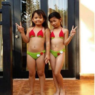 Bikini len móc hình quả dâu cho bé