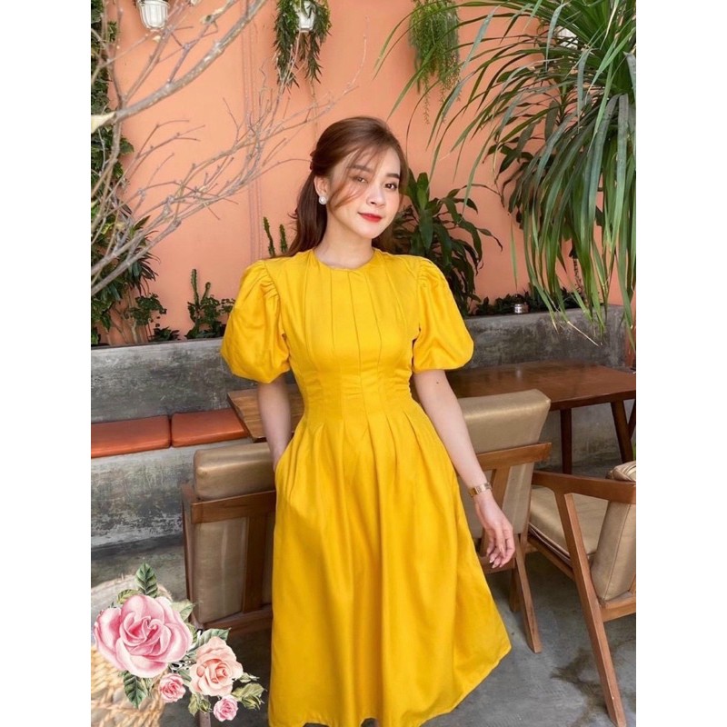 Đầm vàng cổ tròn xếp li