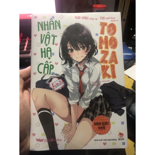 Nhân vật hạ cấp Tomozaki tập 1 bản giới hạn + poster + huy hiệu Wings