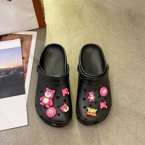 Dép cross hình họa gấu PUD hồng 2 black color trắng khuyến mãi kèm theo 12 jibitz cross