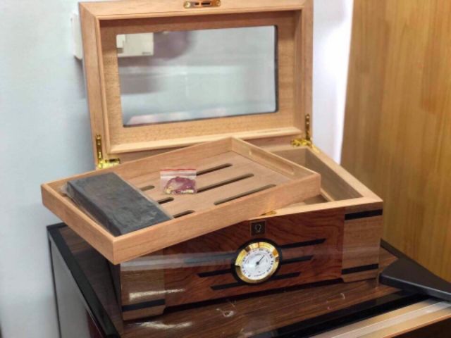 Hộp bảo quản xì gà ( humidor )