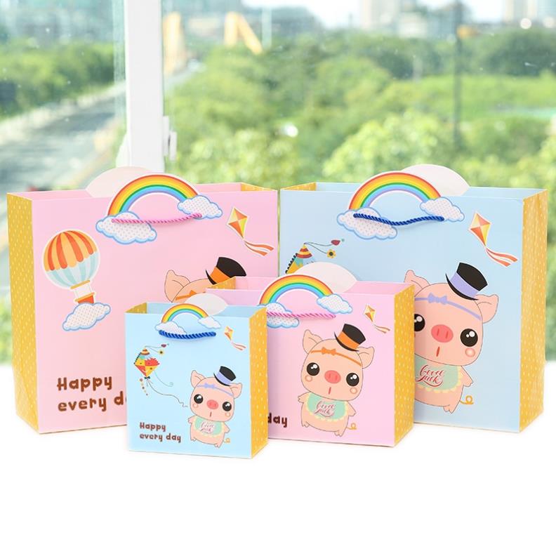 Túi quà tặng giấy cứng quai vải hình heo dễ thương cao cấp có nhiều size