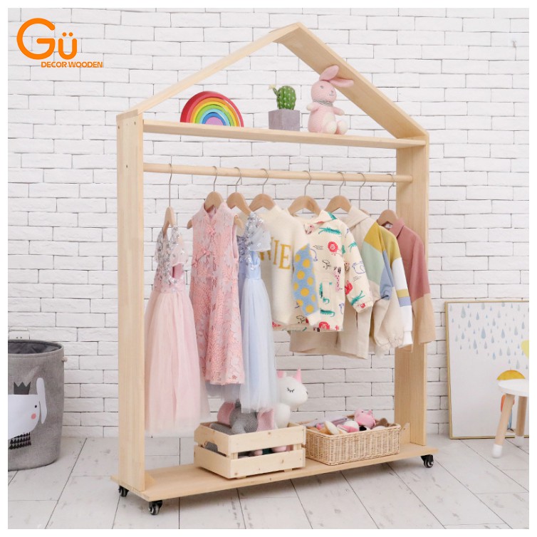 Kệ gỗ treo đồ Kệ treo quần áo shop trẻ em GU DECOR WOODEN giá treo quần áo có bánh xe trang trí shop thời trang