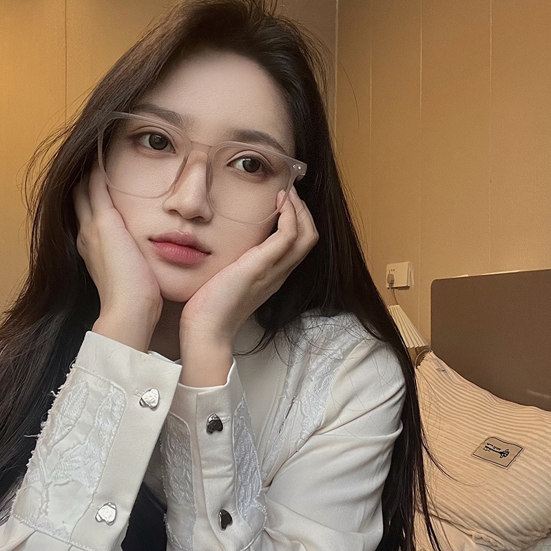 Gọng dẻo vuông form to khá thích hợp cho các bạn nam, tròng UV