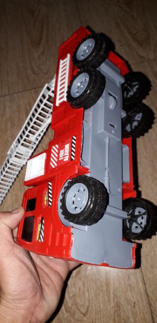 Chiếc xe thang mô hình chạy chớn kích thước 30x14x10cm bằng nhựa