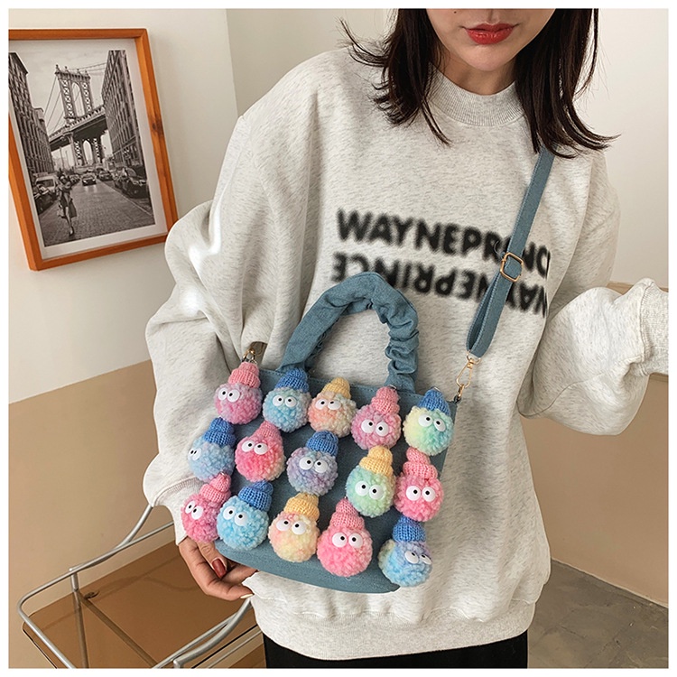 Túi xách gắn búp bê nhồi bông đáng yêu cho nữ