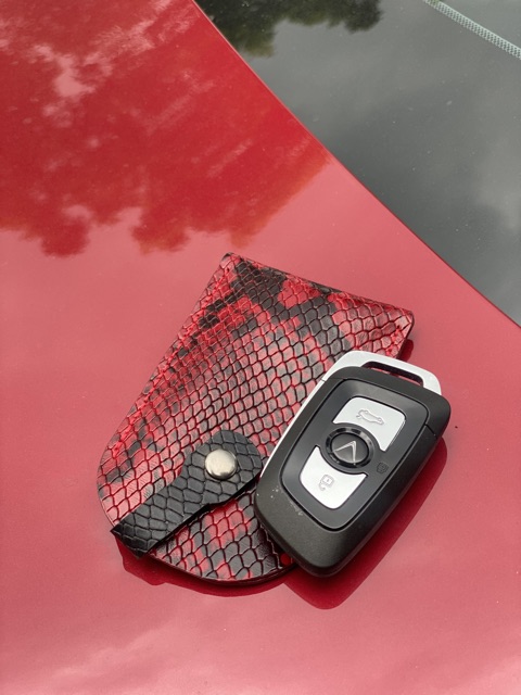 Móc khoá da dập vân trăng