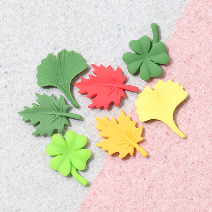 Charm lá phong đỏ xanh và cánh hoa Clover cho các bạn trang trí vỏ ốp điện thoại, kẹp tóc hoặc dán Jibbitz, DIY