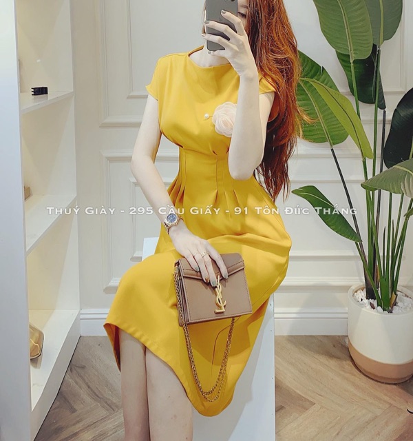 BÁN SỈ VÁY LỤA XOÈ BO EO KÈM HOA 2 MÀU CHO NỮ | BigBuy360 - bigbuy360.vn