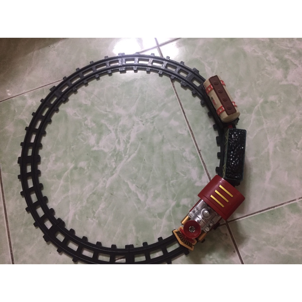 Đồ chơi đường ray xe lửa ben màu xanh có đầu tàu và 2 toa ,2 cây thông màu xanh, các đường ray