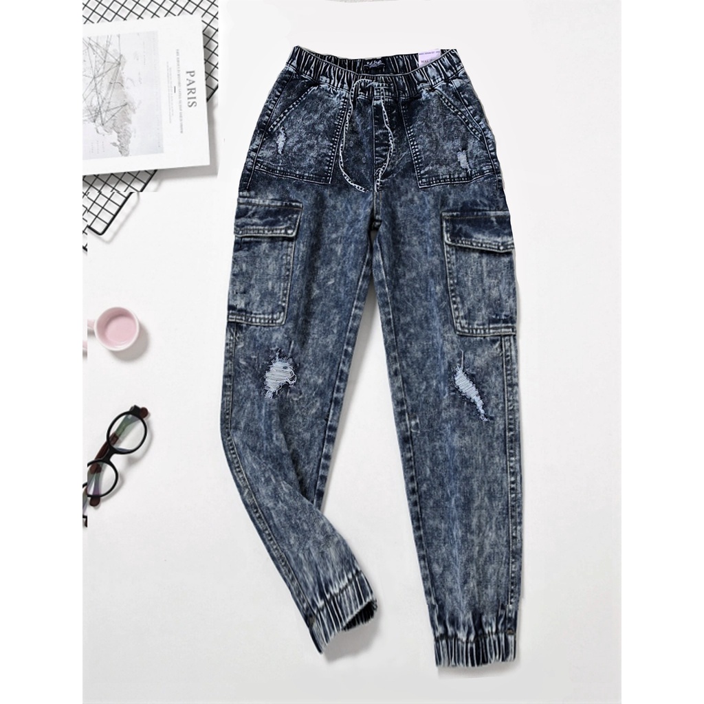 Quần Jogger wax jeans dành cho Nữ. Chất jeans mềm, co giãn thoải mái. Lưng chun dây rút tiện lợi.