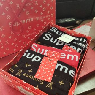Hộp 4 quần lót cao cấp LV&Supreme