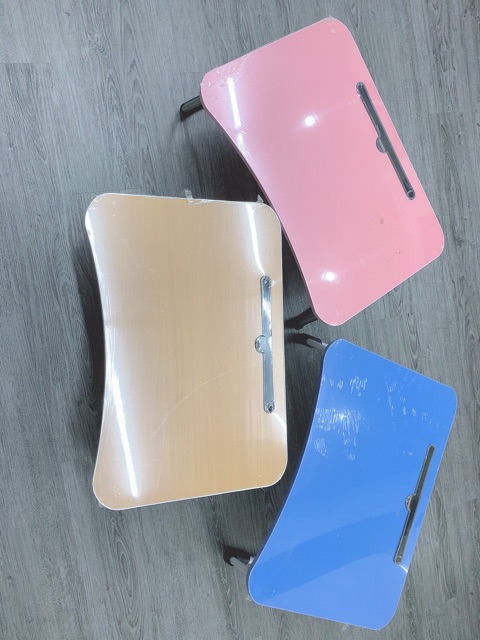 Bàn học có khe cắm, màu : hồng, cà phê,xanh da trời . Kích thước :60x40x28cm. | BigBuy360 - bigbuy360.vn