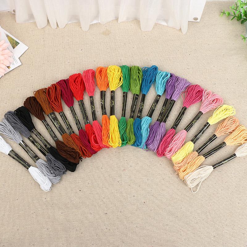 Bộ 50 cuộn chỉ thêu nhiều màu sắc