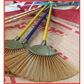 Chổi cước nhựa cán gỗ dùng để quét nhà, có thể quét được nước