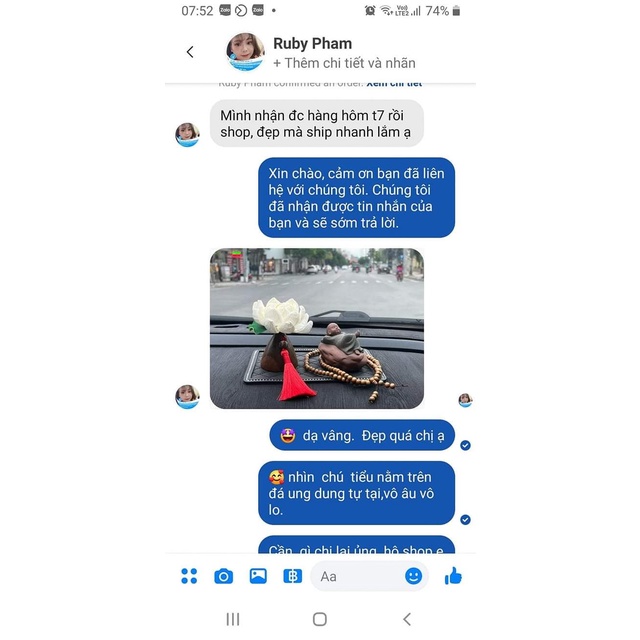 Chú tiểu nằm an nhiên trang trí taplo xe hơi