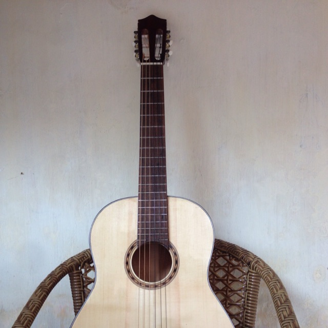 Guitar Classic C115. Gỗ hồng đào nguyên tấm. Có ty chỉnh cần 2 chiều. Tặng, hướng dẫn học