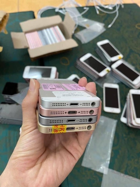 Điện thoại iPhone SE 16GB quốc tế đẹp phẩy nhẹ