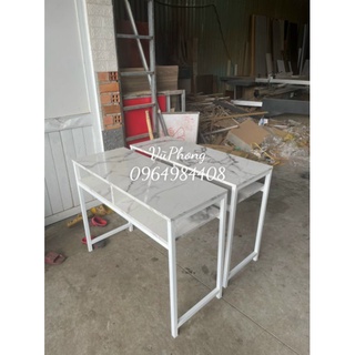 bàn nail khách đặt