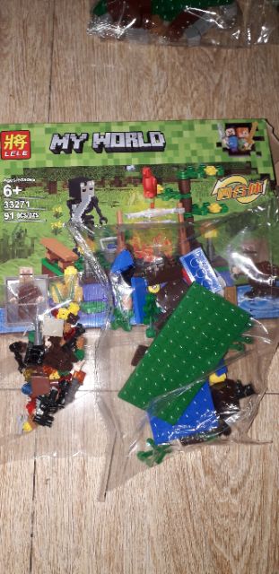 Lắp ráp 1 hộp LegoMyWord 33271 có nhiều chi tiết bằng nhựa rất đẹp